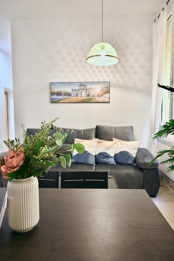 For You Rentals Centrico Apartamento Temporal En La Calle Infanta Inf1A マドリード エクステリア 写真